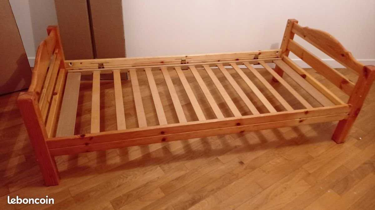 Armoire et lit en bois (image 1)