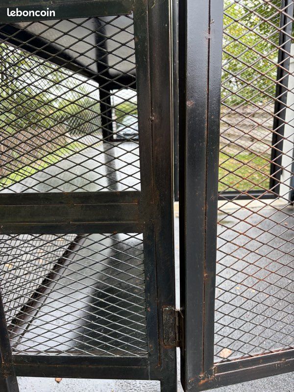 Meuble métallique et grillagé (image 6)