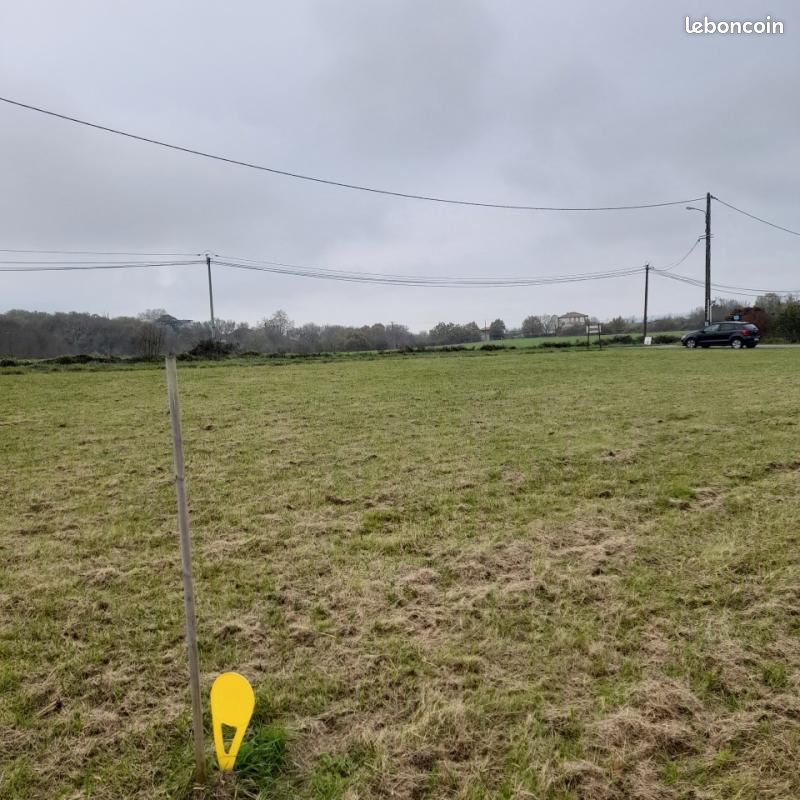 Terrain 2500 m² · au Castéra · 99 000 €