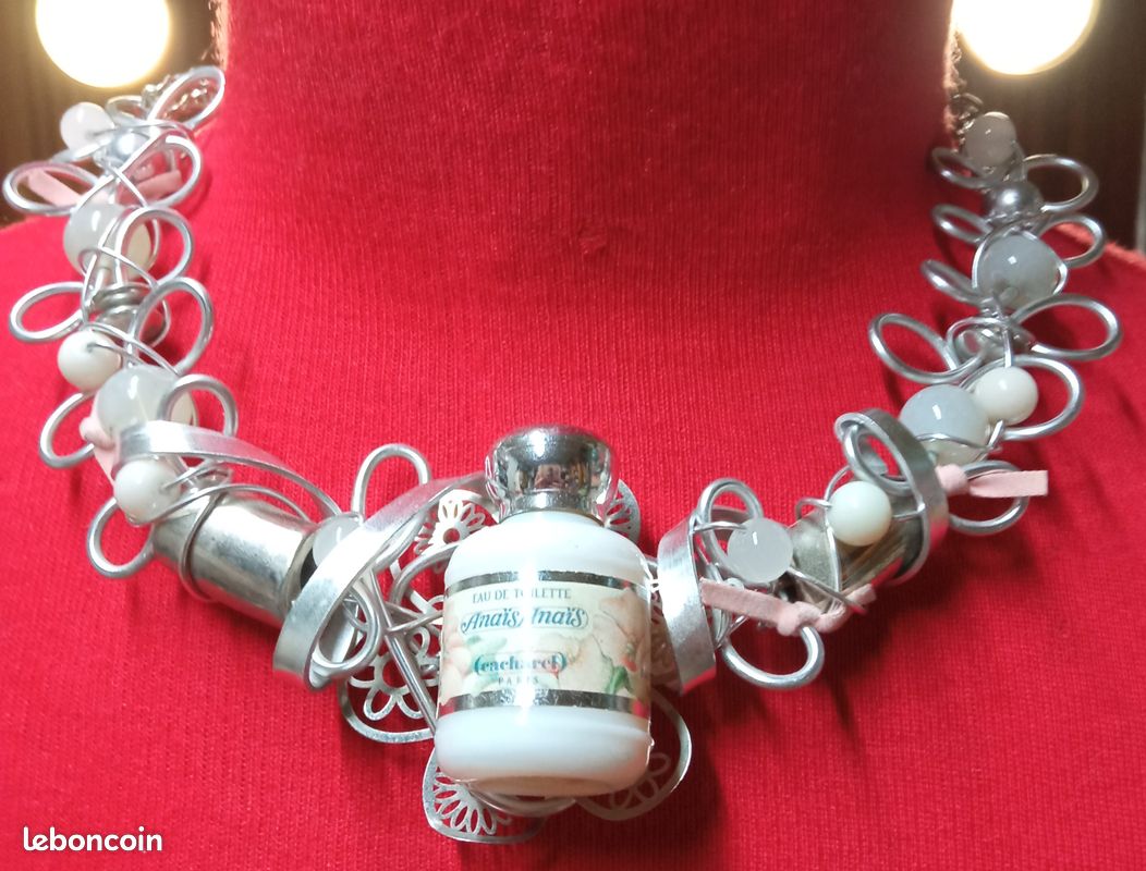 Collier fabrication artisanal avec miniature de parfum Anaïs Anaïs (image 1)