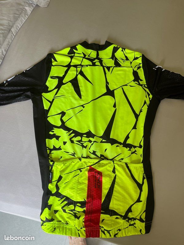 Fond Photo Dun Maillot Cycliste Orange Sur Fond Noir Fond, Maillot De