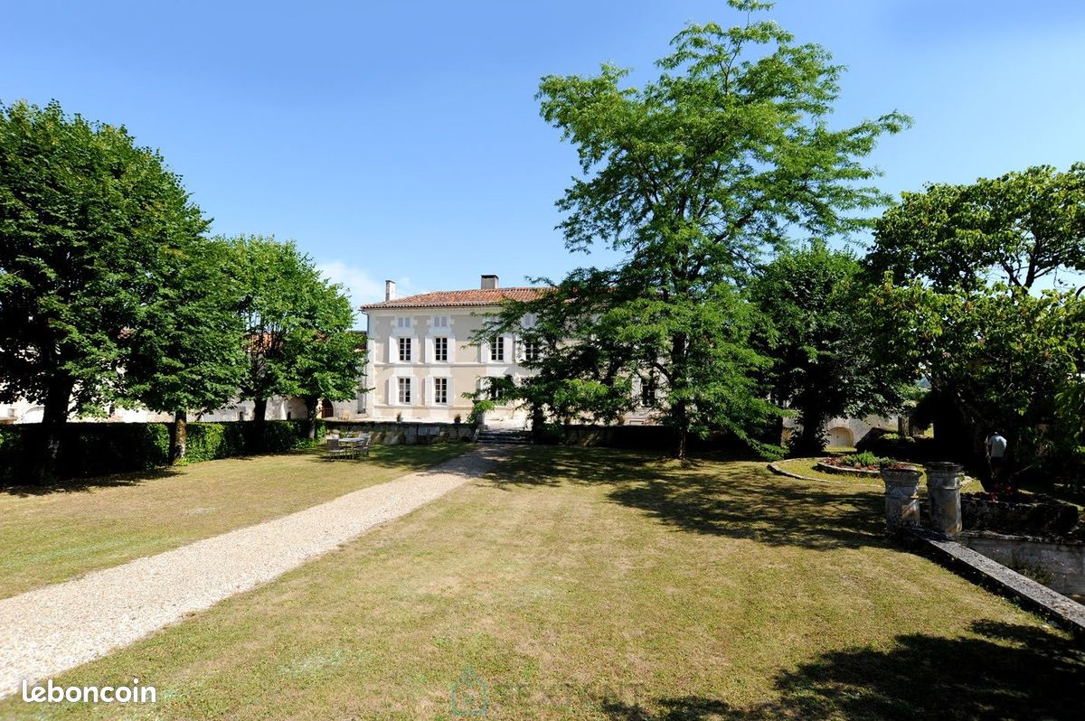 Maison 8 pièces 310 m² · à Cognac · 310 m² · 735 000 €