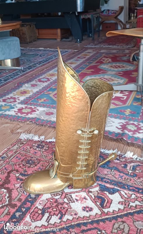 Un porte parapluie fantaisiste forme de botte m
