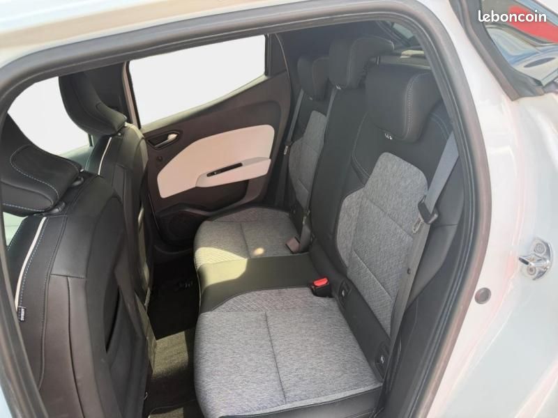Renault Clio 1.6 E-Tech 140ch Première Edition (image 12)