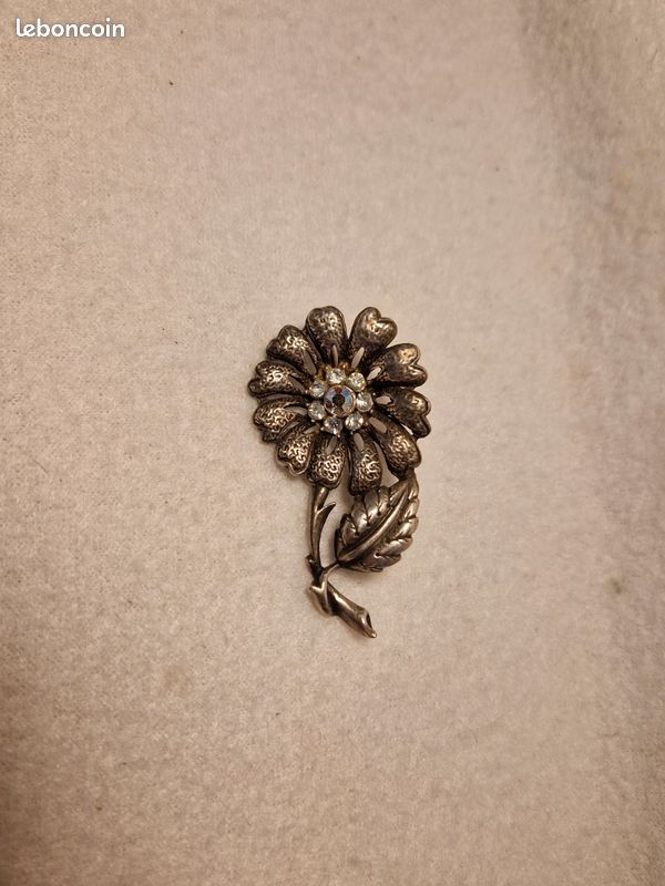 Broche Fleur Vintage Argentée Avec Cristaux Et Fermoir Pompe - Bijou Fantaisie Occasion