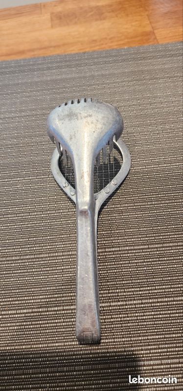 Coupe-œuf à Coque Ancien – Métal Blanc – Vintage à Nettoyer