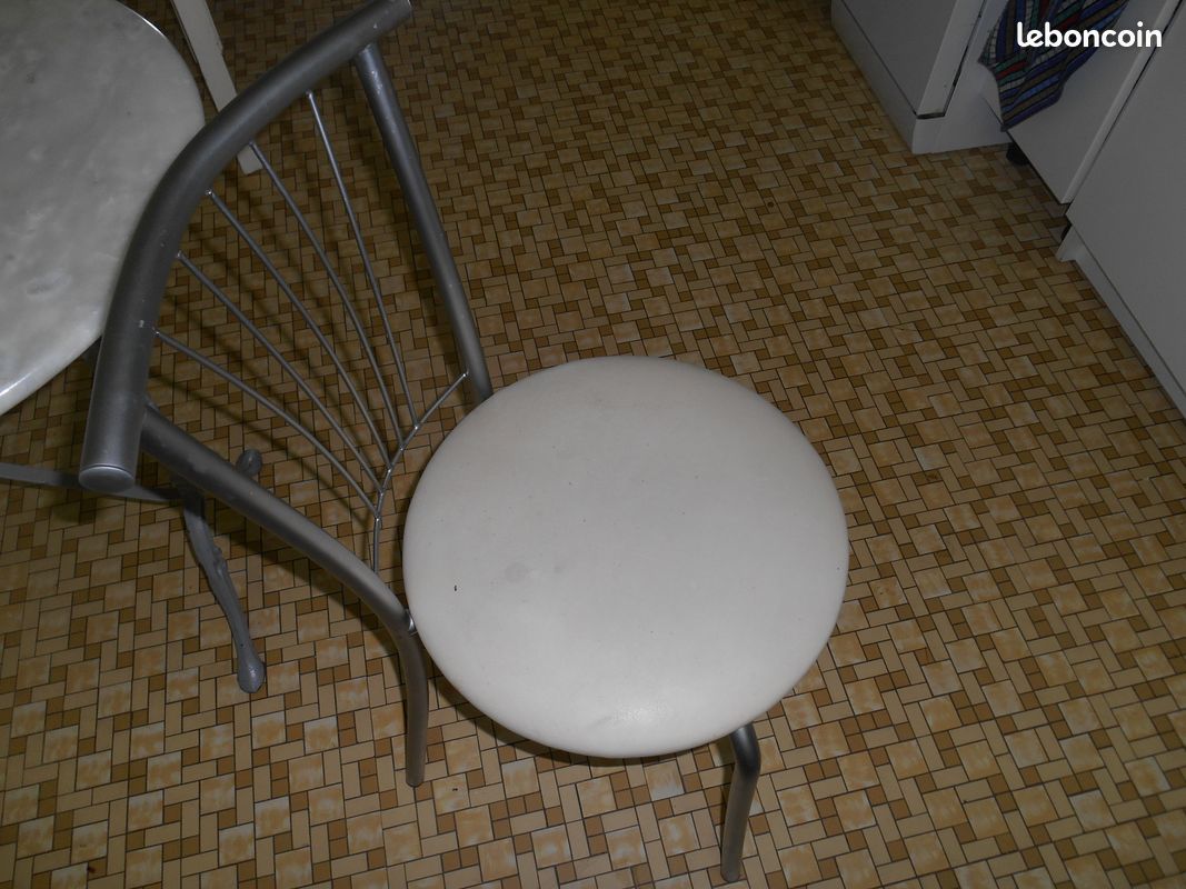 Table de cuisine +2 chaises (image 2)