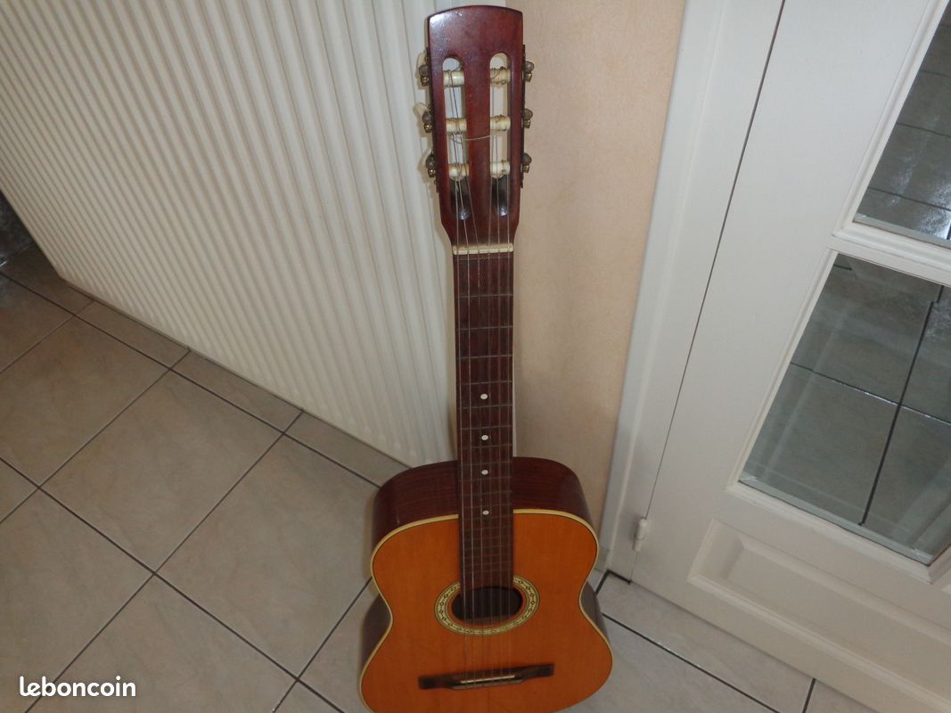 Guitar (image 1)