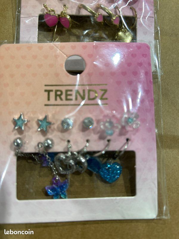 Lot De 20 Paires De Clous D'oreilles - Neuf Sans Emballage - Pour Revendeur Ou Collection - Couleurs Assorties