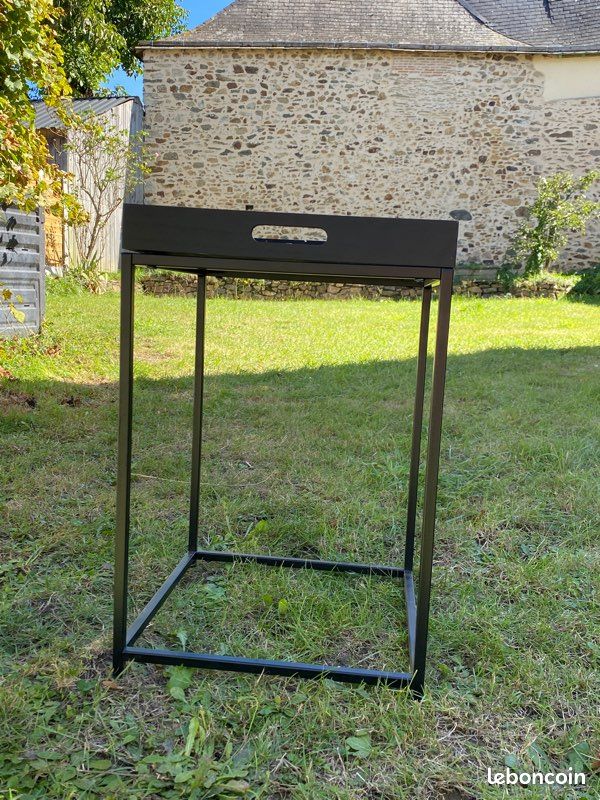 Table d’appoint noire (image 1)