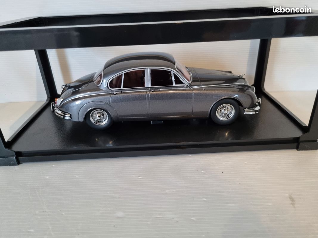 Jaguar MK II 3,8 LHD Gris Perle de 1959 au 1/18 de KK-Scale