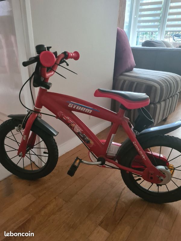 Vélo Cars rouge avec deux roues pour enfant jusqu'à 6ans (image 1)