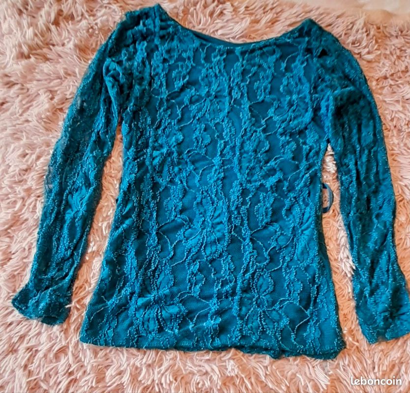 Petit haut couleur vert turquoise manche longue ajouré dentelle