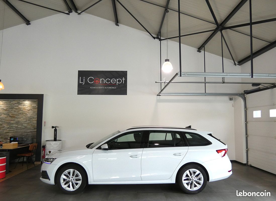 Skoda Octavia IV Combi 2.0 TDI 150 ch Ambition DSG7 - 1°Main - Origine France - Suivi Complet Skoda - 40'860 km - TVA - Apple Carplay - Volant chauffant - Virtual Cockpit (image 2)