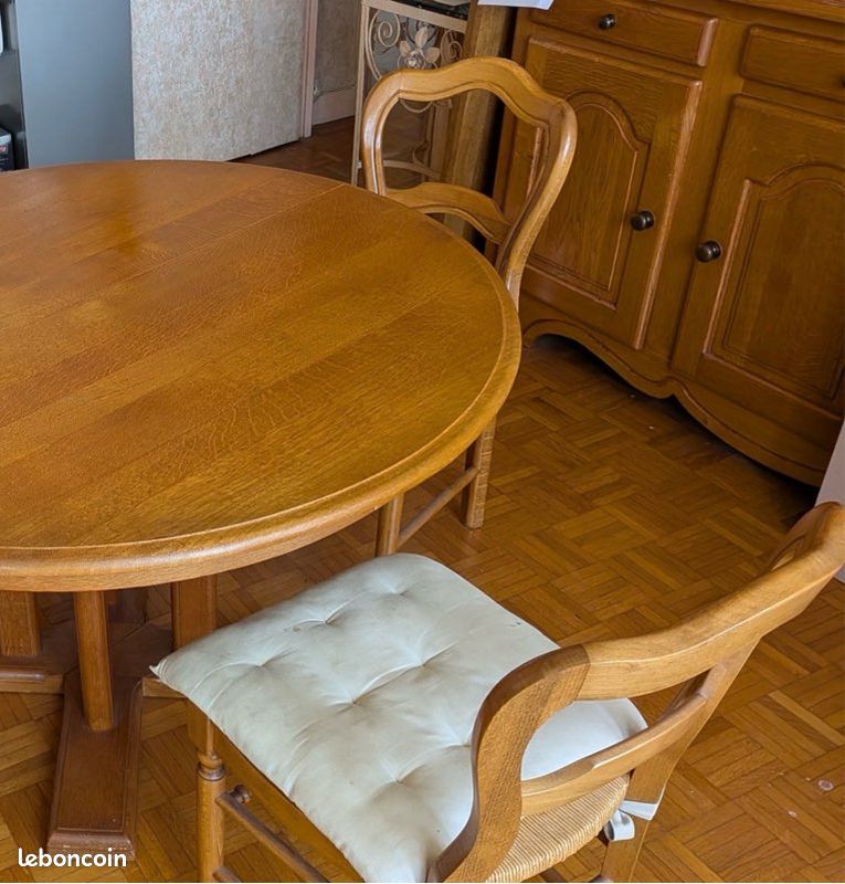 Table ronde et chaises en chêne massif (image 1)