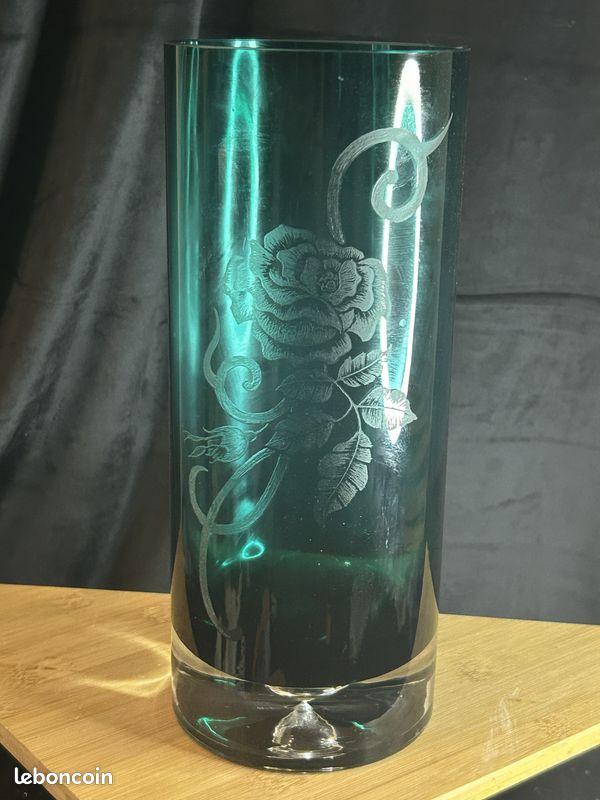 Vase rouleau en cristal de Bohème vert gravé rose dépolie 27 cm (image 1)
