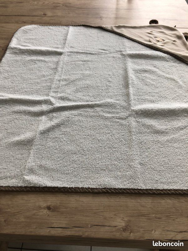 Sortie de bain 65 x 65 éponge blanc et taupe (image 1)