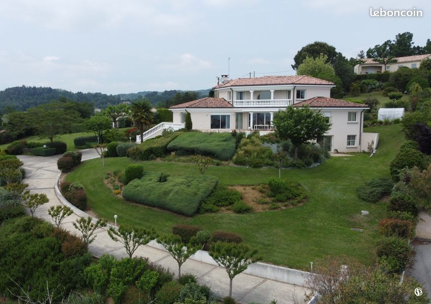 Maison 8 pièces 258 m² · à Génissieux · 258 m² · 785 000 €