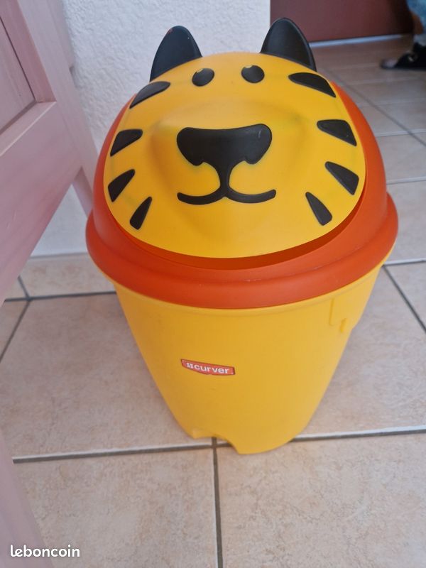 Lot bureau enfant rose, sa chaise à roulettes et poubelle Curver Tigre (image 4)