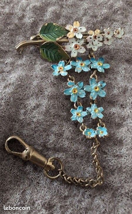 Ancienne grande broche florale bleu papier mâché laqué noir