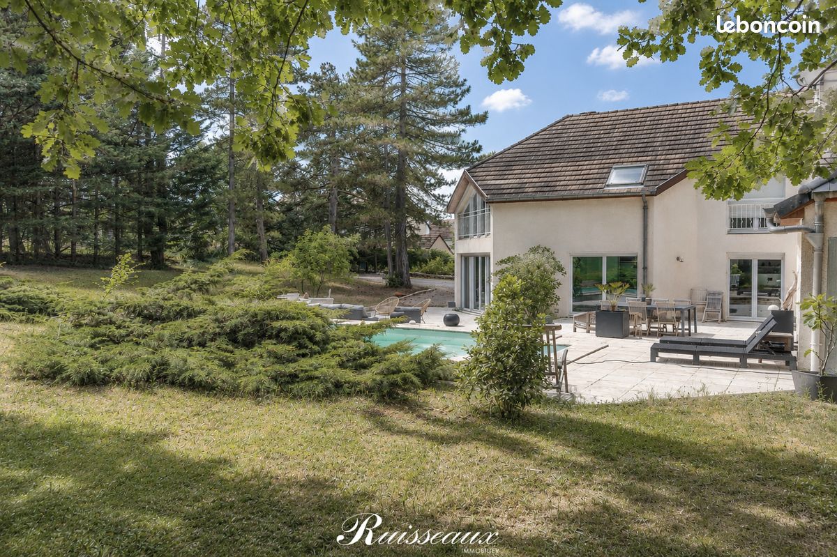Maison 10 pièces 257 m² · à Dijon · 257 m² · 748 000 €
