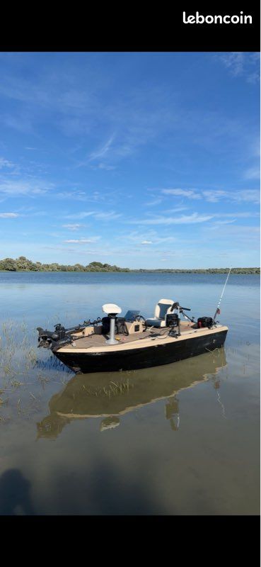 Bateau aménagé type bassboat (image 1)