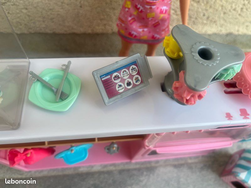 Barbie pâtissière et sa pâtisserie (image 2)