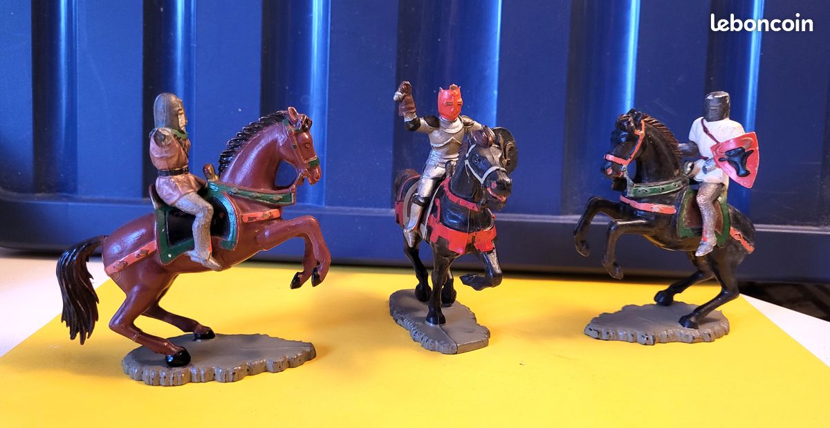 Lot De 5 Chevaux Starlux – Moyen Âge Médiéval – Plastique Peint – Figurines Collection – Occasion