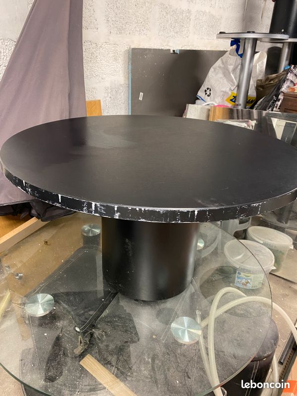 Table basse en bois noire avec 4 poufs rose (image 4)