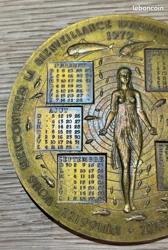 Magnifique et Rare Médaille en Bronze Calendrier Année 1979 (image 4)