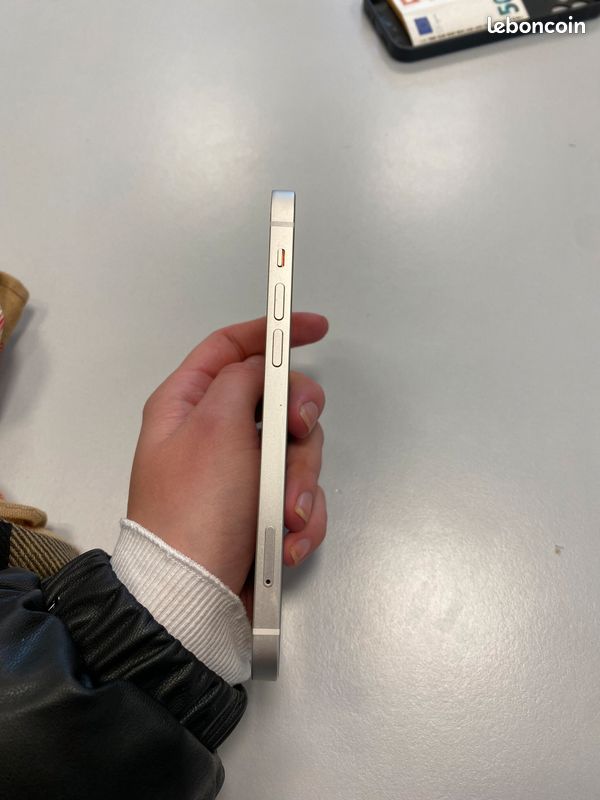 Iphone 12 blanc (image 2)