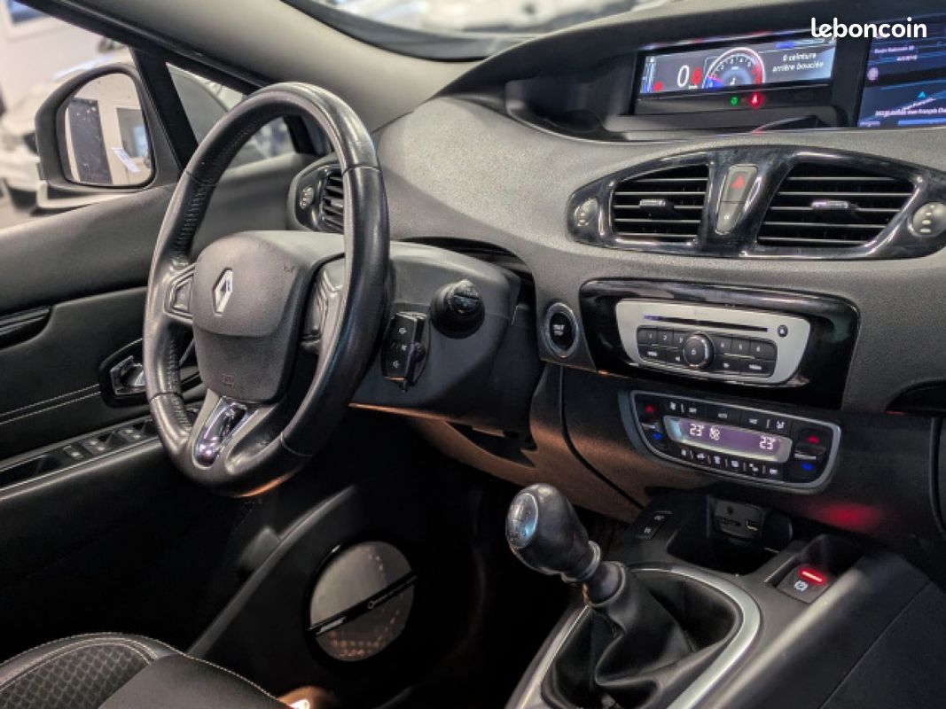 RENAULT SCENIC III TCe 130cv Energy Bose Edition / GPS / Caméra de recul / Bluetooth (image 6)