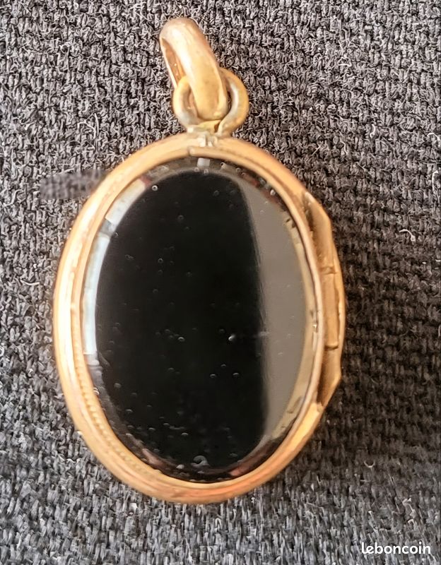 Ancien Pendentif Plaqué Or Jaune Avec Cabochon Onyx - Forme Feuille
