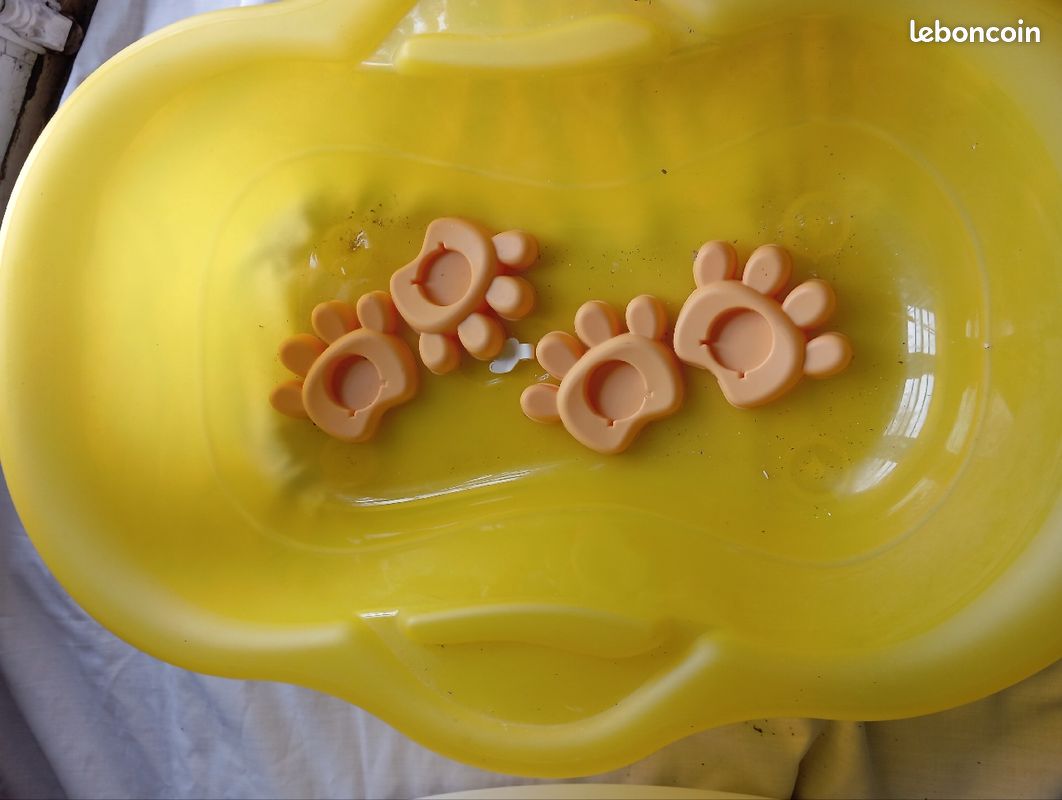 Baignoire bébé a pied jaune et blanche avec rehausseur baignoire et pots (image 2)