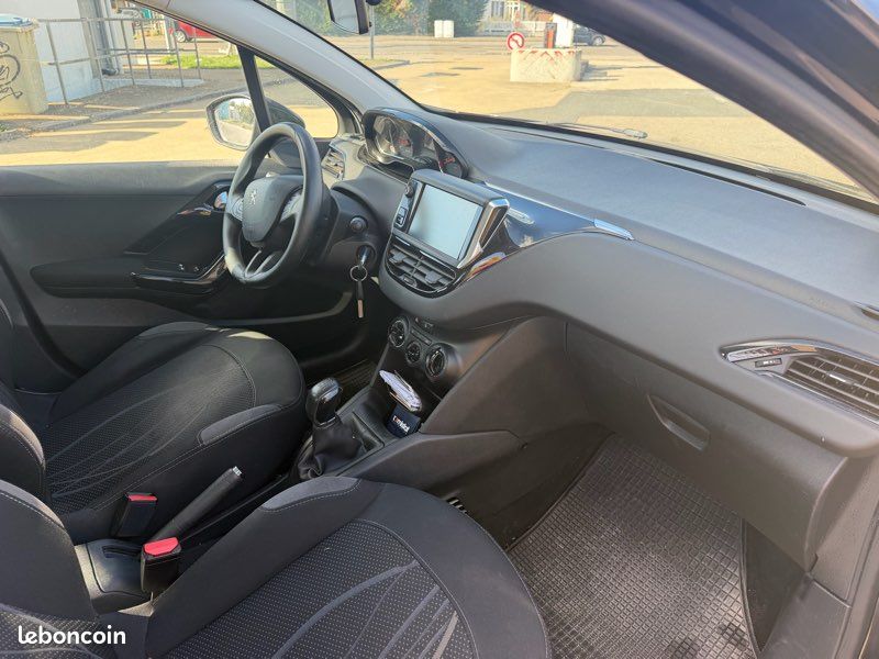 Magnifique Peugeot 208 1,2VTi/82CV/133000km tt options (image 3)