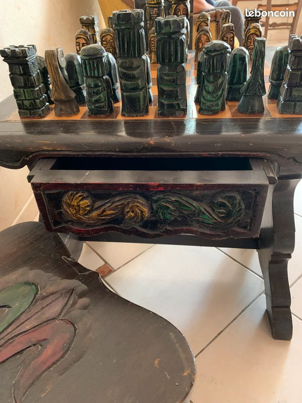 Table d'échec médiéval en bois sculpté (image 6)