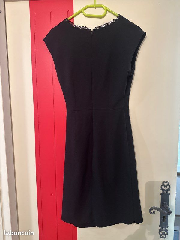 Robe Kookai Dentelle Noire Taille 32 - Col V, Sans Manches, Longueur 80 Cm, Occasion TBE