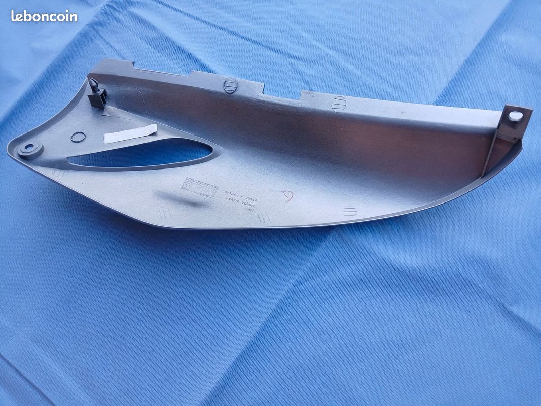 Cache Latéral Arrière Sous Selle Droit Pour Honda Varadero 125 - Neuf - Réf. 83500-KPC6400ZK