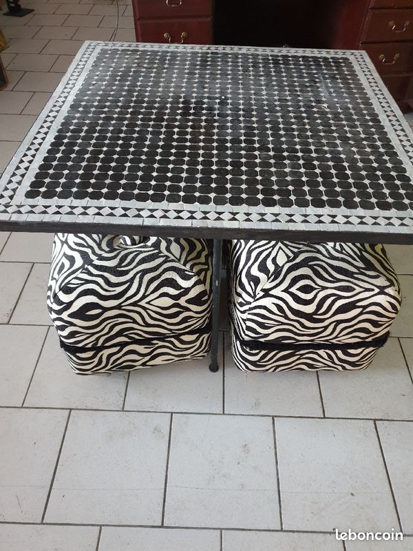 Salon table poufs (image 3)