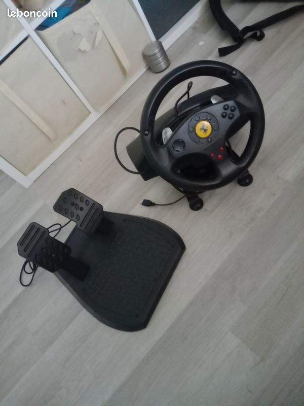 Volant et pédalier thrustmaster Ferrari gt pc/ps3 (image 1)