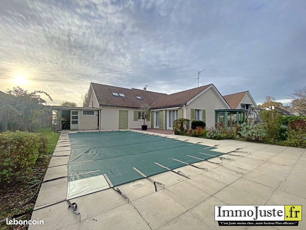 Maison 10 pièces 220 m² · à Maurepas · 220 m² · 690 000 €