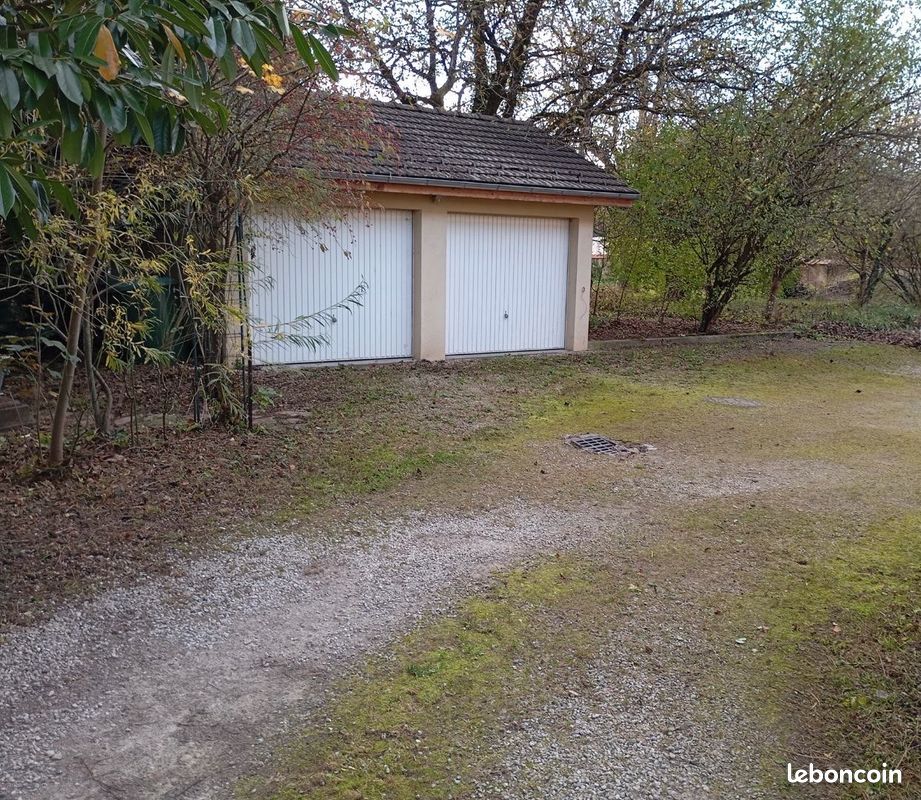 Terrain de charme avec garage et entrée privative · à Seloncourt · 51 000 €