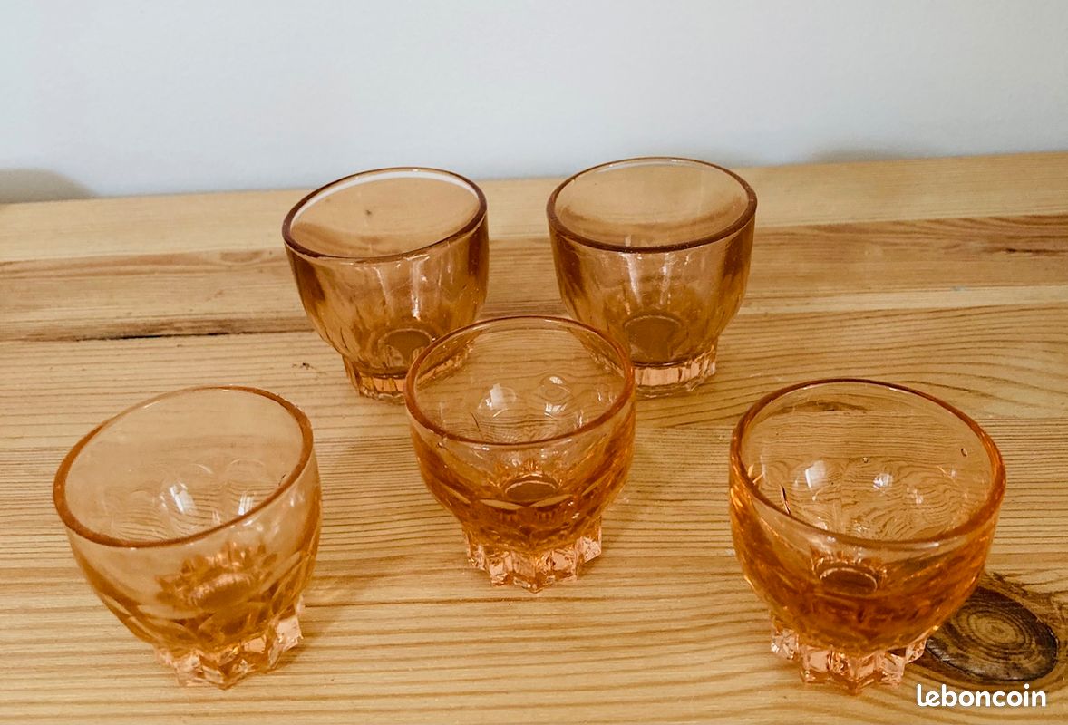 Paire De Clips Vintage Années 80/90 - Métal Doré Avec Cabochons Framboise En Fonte De Verre, Style Rétro