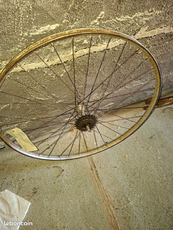 roue avant 700 chapeau gendarme GORIKE AVA vélo collection ancien
