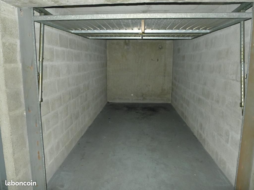 Parking/box PARIS · 120 €/mois