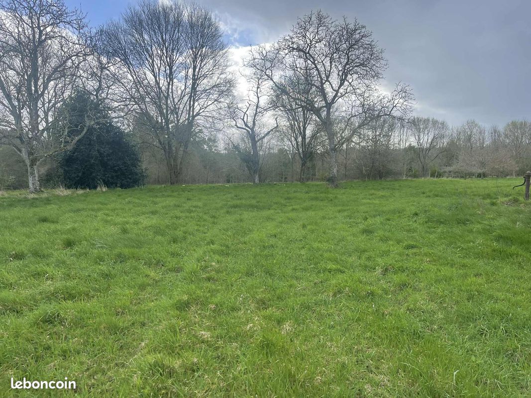 Terrain constructible 1322 m² - Mayenne (Hautes Brives) · 90 000 €