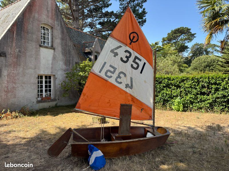Optimist ancien en bois avec voile complète – joli bateau à remettre à l’eau (image 1)