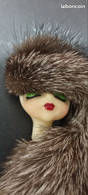 Broche Vintage Tête De Femme En Lucite Et Fourrure - Style Années 80 - Occasion Unique