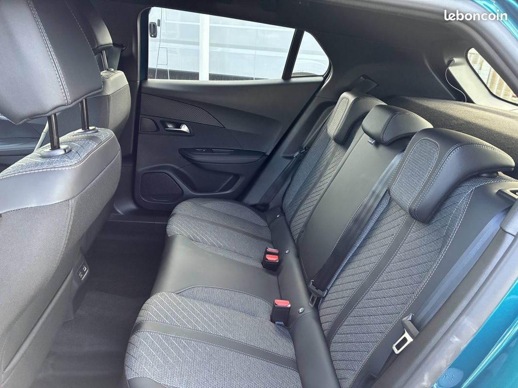 PEUGEOT 2008 Hybrid 110 e-DCS6 Allure (image 12)