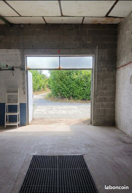 Local à partager avec place de stationnement – Accès facile – 300 /mois · à Ambarès-Et-Lagrave · 300 €